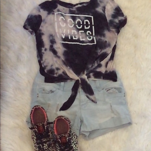 Rue21 Tops - 👚”Good Vibes” t-shirt with tie